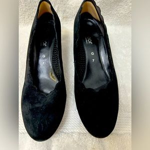 Fabulous Gabor black suede scalloped block heel shoe!